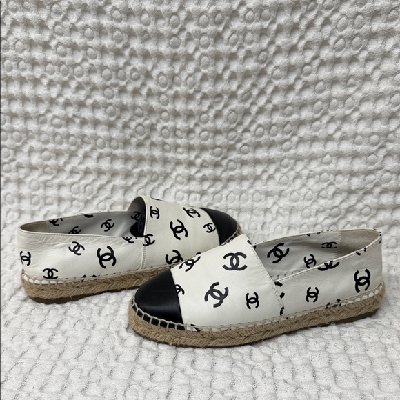 CHANEL Women's Black and Cream Espadrilles - Picture 6 of 7